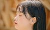 男人和女人滑稽的文本消息戏弄的女孩
