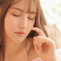 它似乎总是非常幸福，其实都是伪装，许多秘密有很多