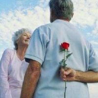 爱是很长一段时间，那些坠入爱河的人是一生。