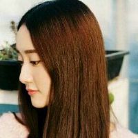 一个女子脸与财政有关的明显特征是什么?