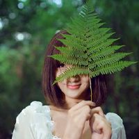 喜欢在微博前偷看的最爱明星女孩