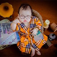 老虎婴儿在家里在吉吉,2022年