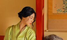 在女朋友提出分手的情况下,如何采取行动挽回她,以保证她感到安心?